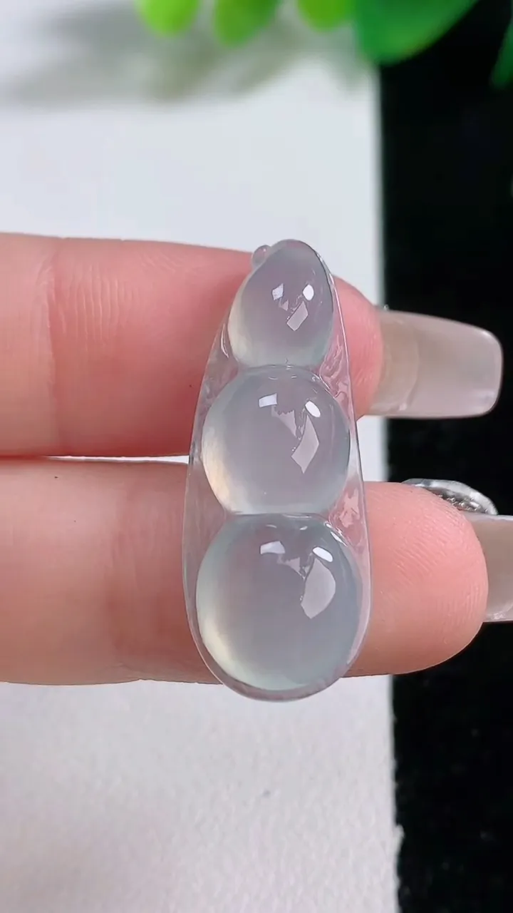 天然A货翡翠福豆吊坠镶嵌件，尺寸30.4-12-6，重量:3.50g
1月3日