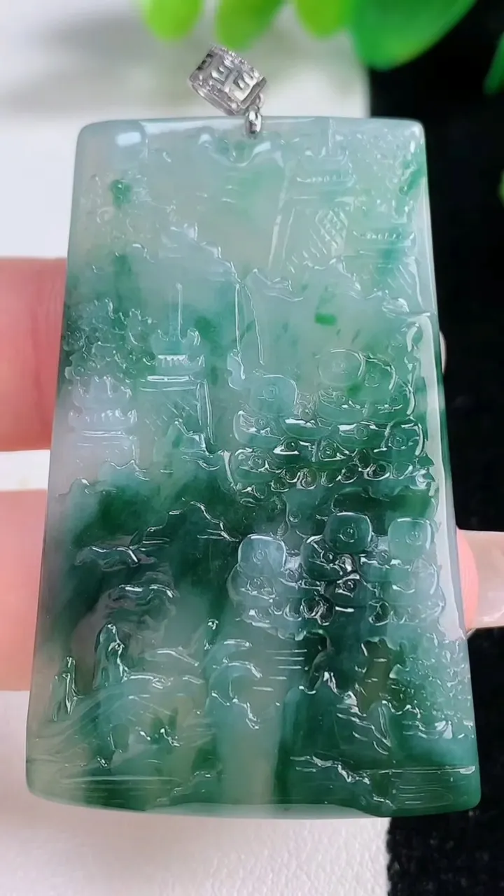 天然A货翡翠种飘花山水牌吊坠，尺寸51-30.6-4.2，重量:19.41g
1月3日