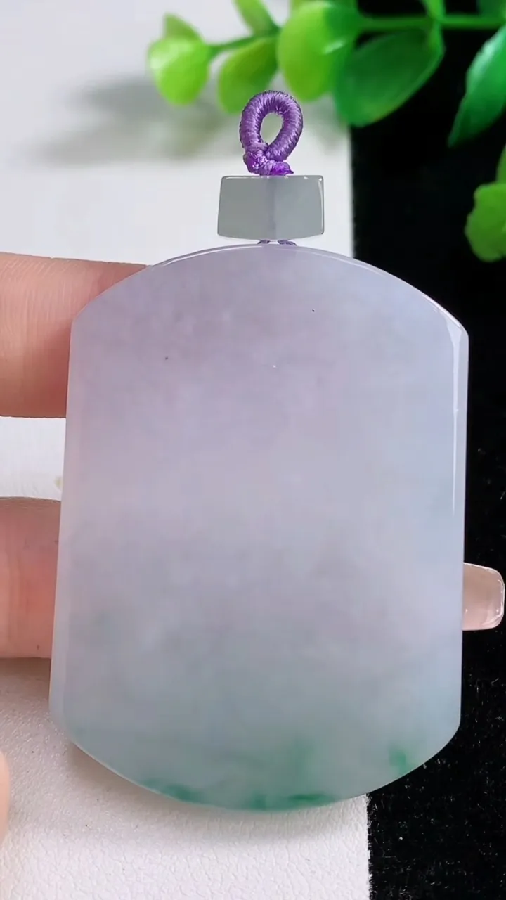 天然A货翡翠冰种飘花无事牌吊坠，尺寸53.8-39-5.3，重量:34.83g
1月3日