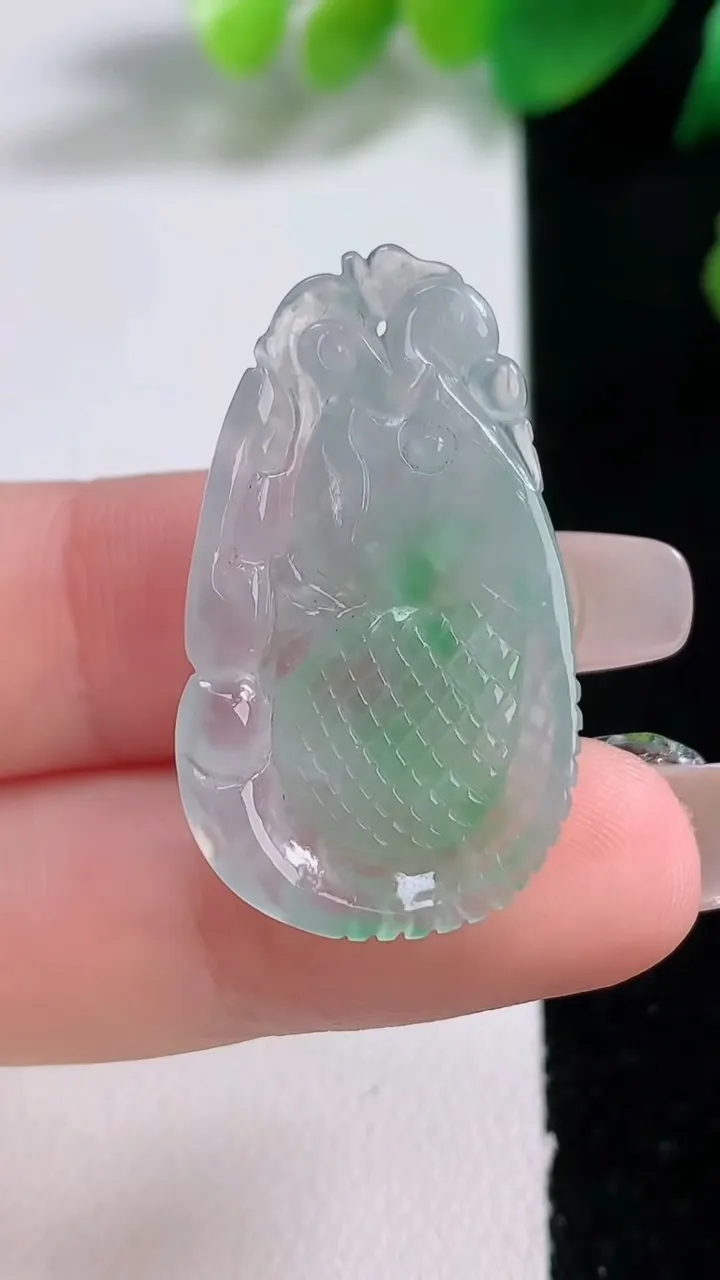 天然A货翡翠年年有余吊坠，尺寸33-19-5.8，重量:5.27g
1月3日