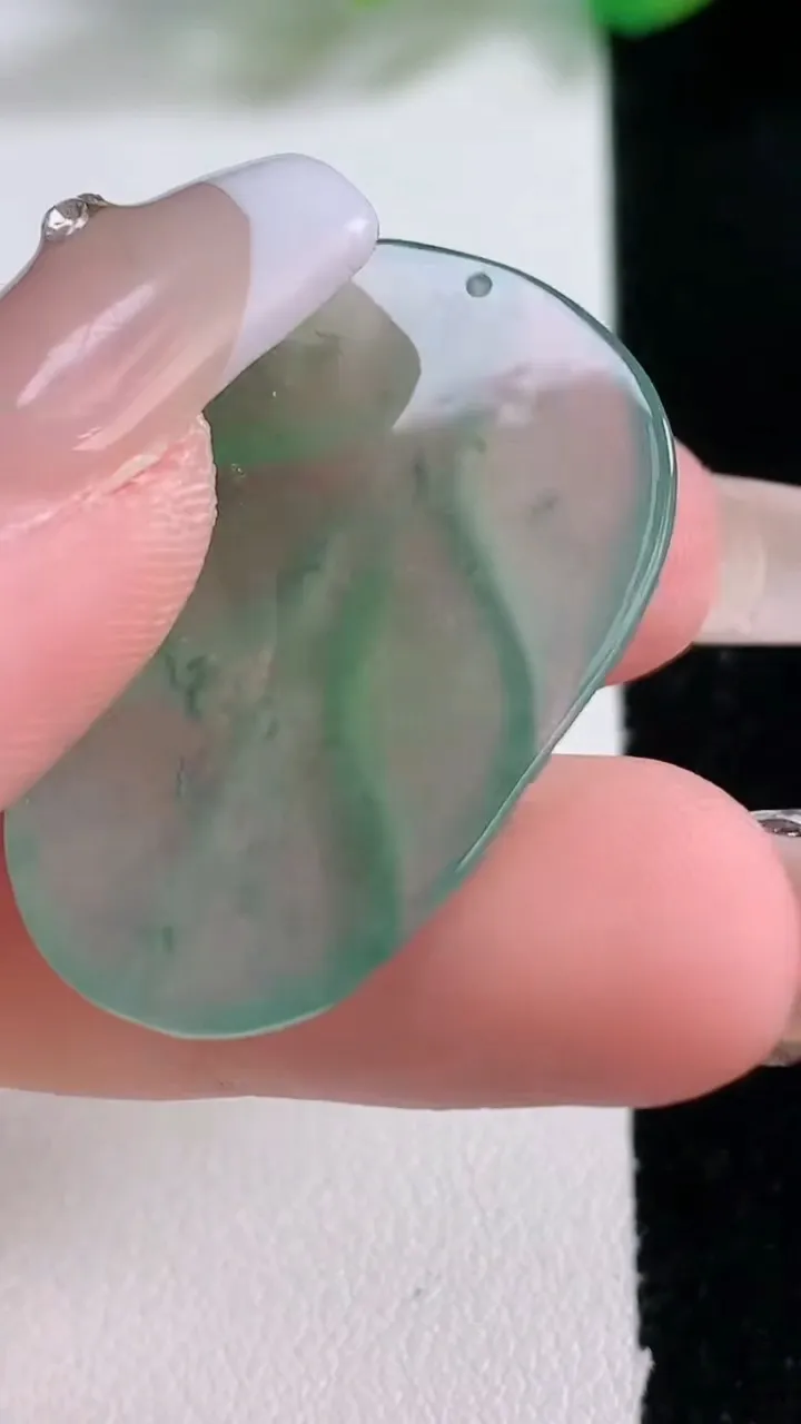 天然A货翡翠冰种飘花金枝玉叶 叶子镶嵌件，尺寸33.4-23.4-3.6，重量:6.39g
1月3日