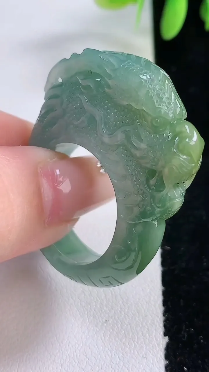 天然A货翡翠蓝水双彩龙头指环扳指，尺寸21.6-8.8-17，重:19.07g2026年1月3日
工厂直销收藏佳品,种好水足，色泽均匀，有种有色，上手高大气！