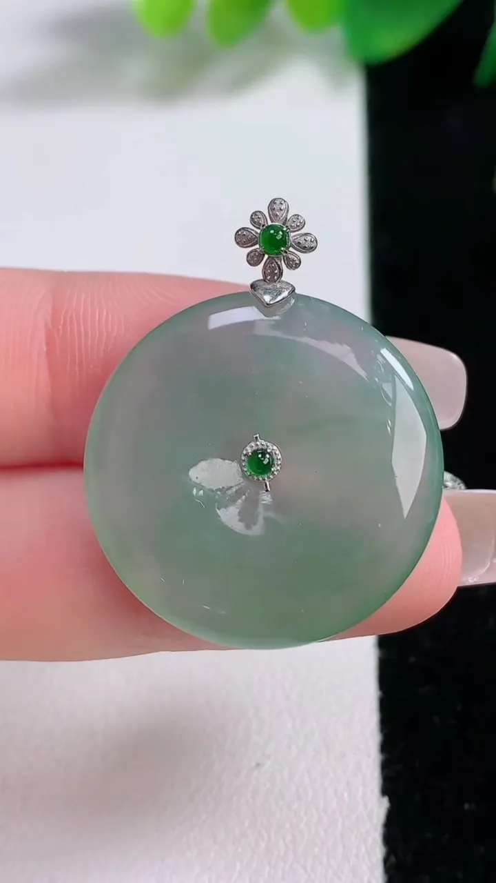 天然A货翡翠平安扣吊坠，尺寸25.6-4.7，重量:6.65g
1月3日