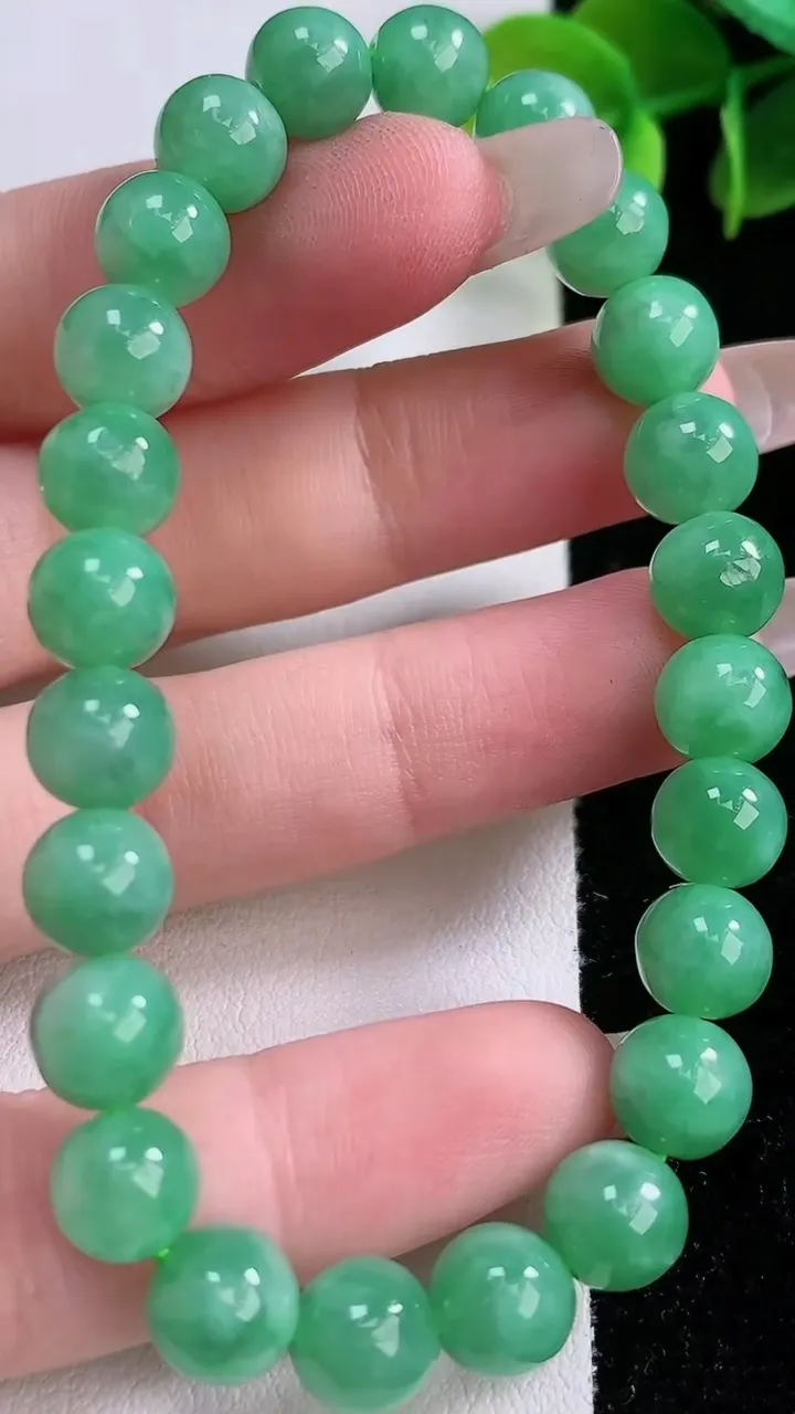 天然A货翡翠圆珠手串，尺寸7.8-24颗，重:20.40g1月3日
工厂直销收藏佳品,种好水足，色泽均匀，有种有色，上手高大气！