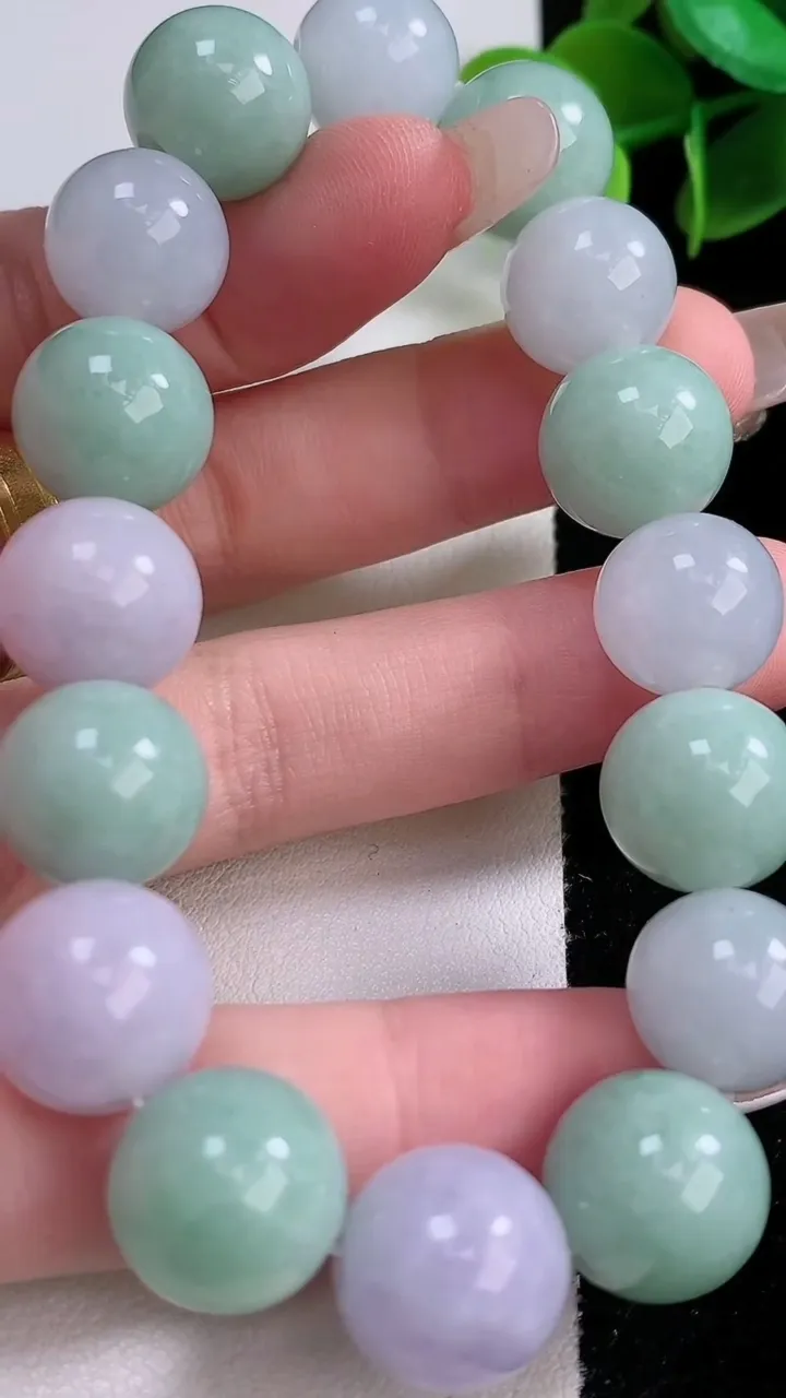 天然A货翡翠圆珠手串，尺寸13-16颗，重:57.85g1月3日
工厂直销收藏佳品,种好水足，色泽均匀，有种有色，上手高大气！