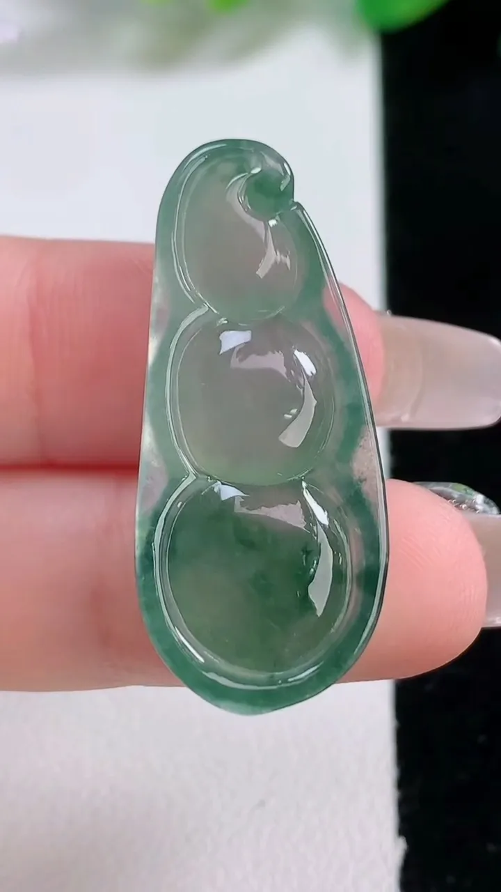 天然A货翡翠冰种飘花福豆吊坠，尺寸34.8-14.8-5.8，重量:5.32g
1月3日