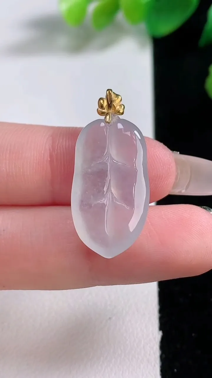 天然A货翡翠种白冰金枝玉叶 叶子吊坠，尺寸23.4-13.7-4.3，重量:3.02g
1月3日