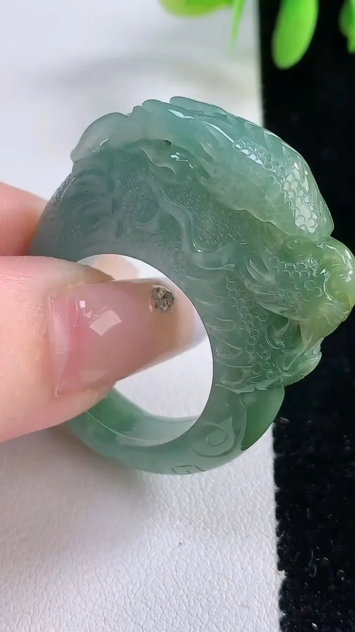 天然A货翡翠蓝水双彩龙头指环扳指，尺寸21.6-8.8-17，重:19.07g2026年1月3日
工厂直销收藏佳品,种好水足，色泽均匀，有种有色，上手高大气！