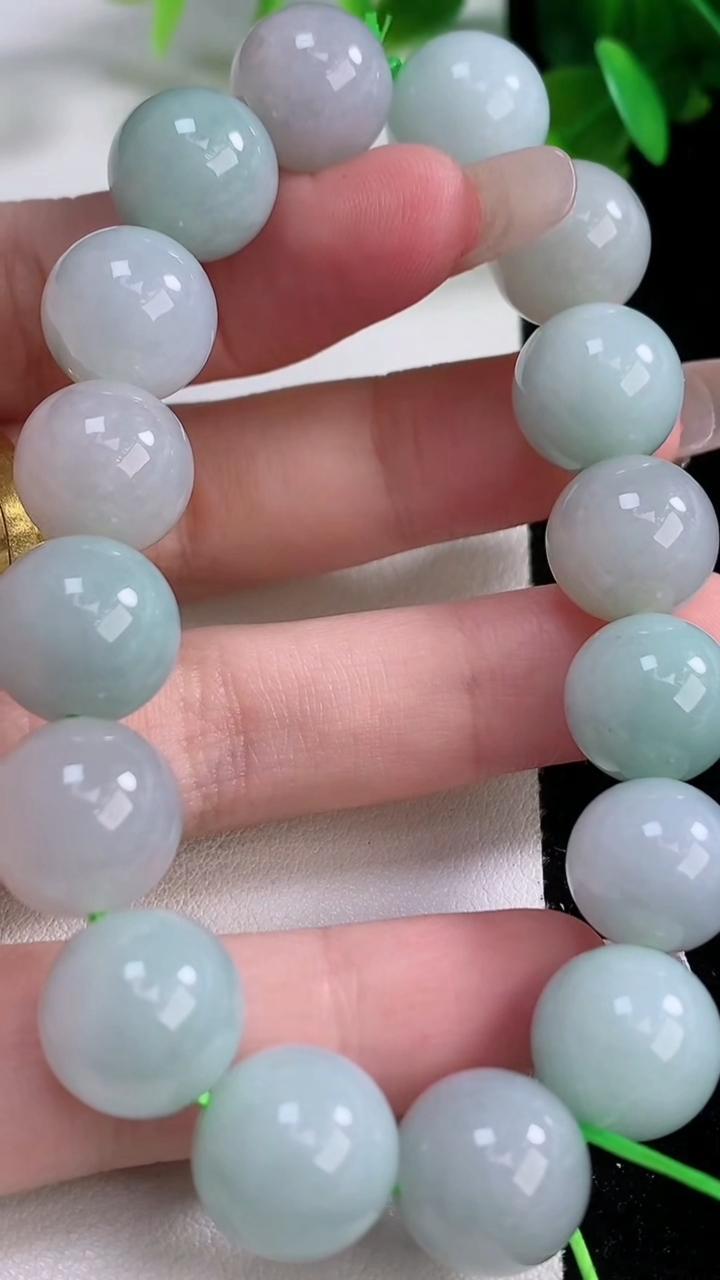 天然A货翡翠圆珠手串，尺寸12.8-16颗，重量:54.02g1月3日
工厂直销收藏佳品,种好水足，色泽均匀，有种有色，上手高大气！