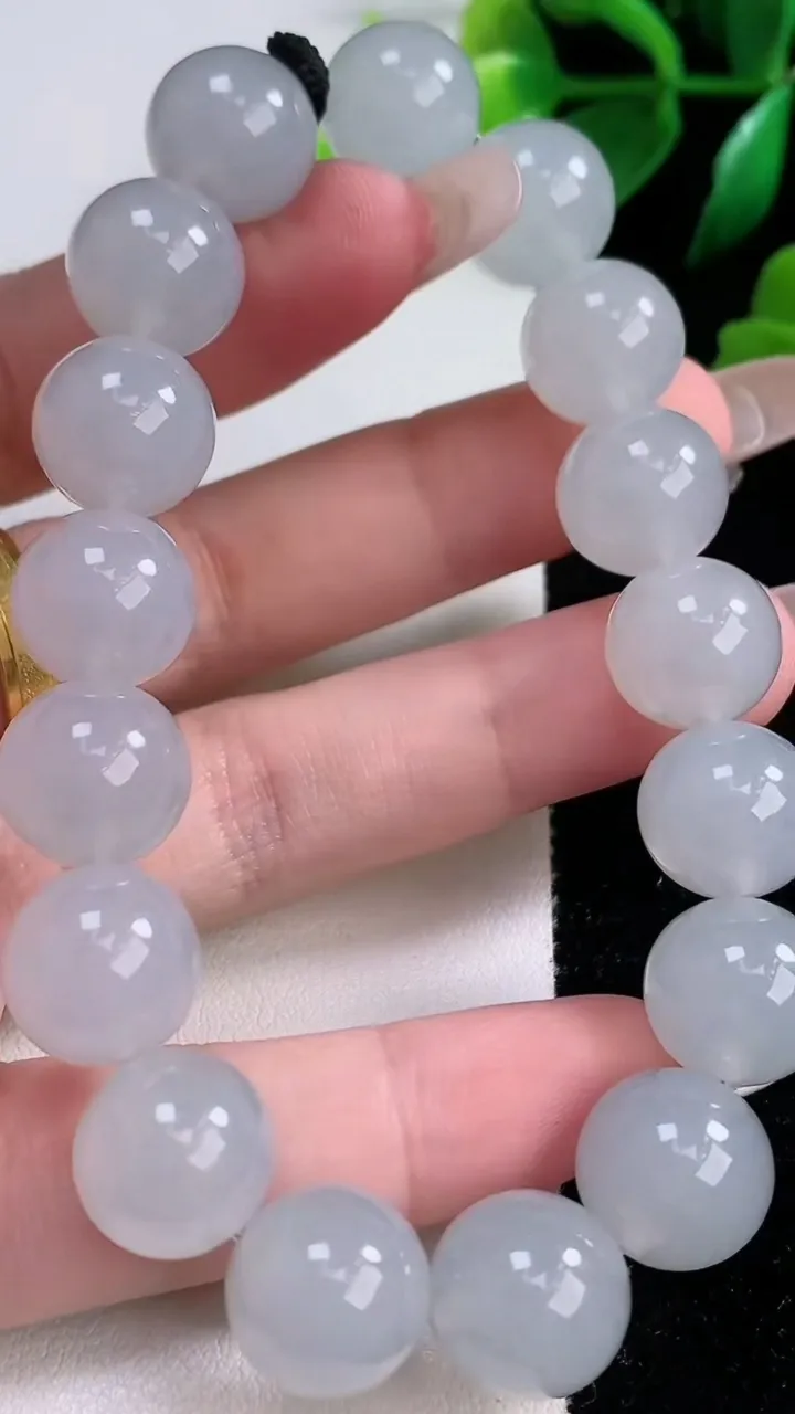 天然A货翡翠种白冰圆珠手串17颗，尺寸12，重量:53.56g1月3日
工厂直销收藏佳品,种好水足，色泽均匀，有种有色，上手高大气！
