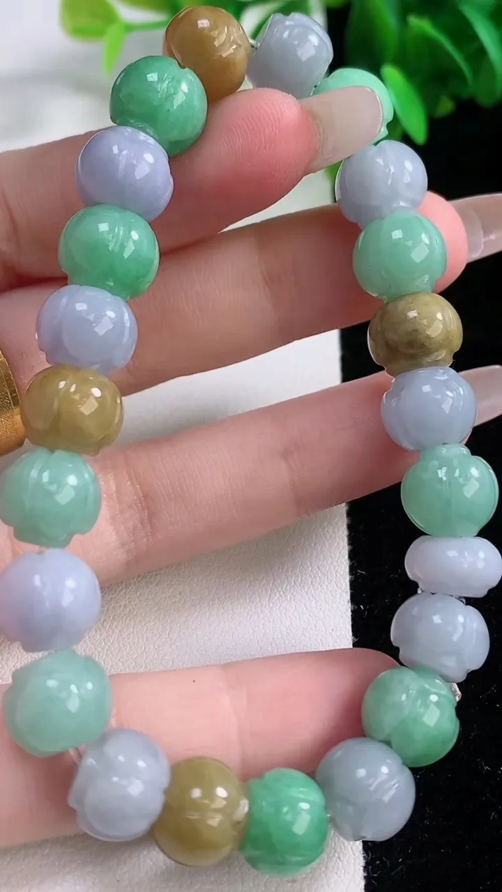 天然A货翡翠三彩花珠手串，尺寸10.3-9.2-23颗，重量:37.35g1月3日
工厂直销收藏佳品,种好水足，色泽均匀，有种有色，上手高大气！