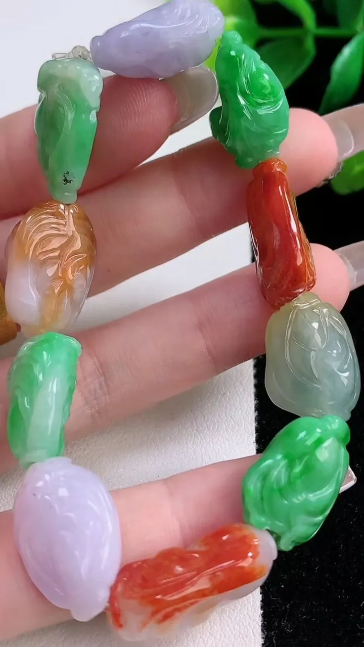 天然A货翡翠三彩白菜手串10颗，尺寸21-13.6-10.8，重量:36.57g1月3日
工厂直销收藏佳品,种好水足，色泽均匀，有种有色，上手高大气！