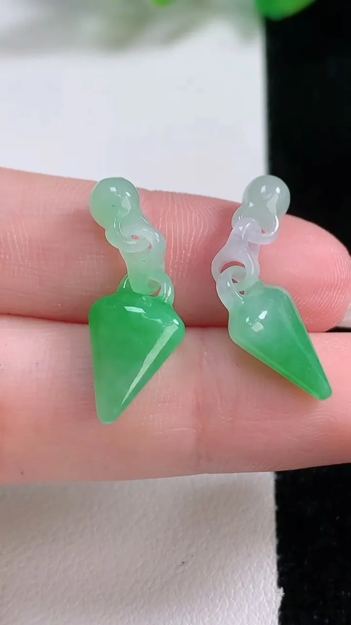 天然A货翡翠随形吊坠一对，尺寸14.2-9.5-4.7，重量:2.52g
1月3日