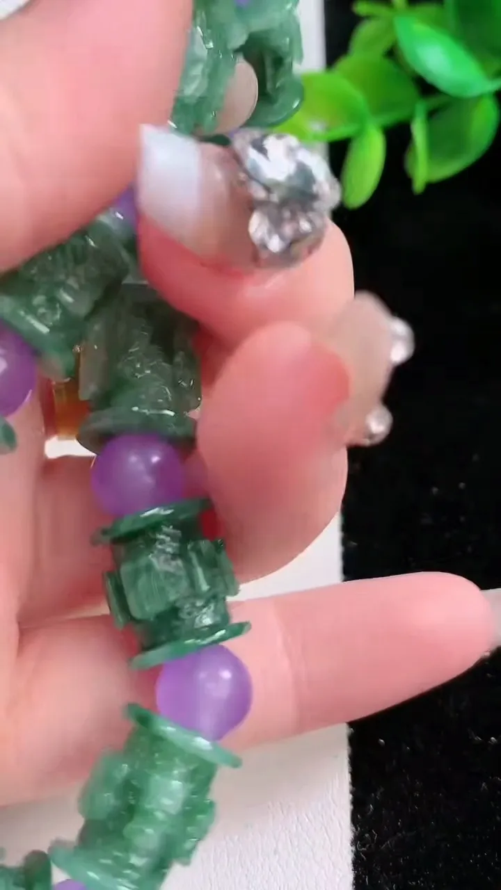 天然A货翡翠路路通手串，尺寸13-10.7，重:34.81g1月3日
工厂直销收藏佳品,种好水足，色泽均匀，有种有色，上手高大气！