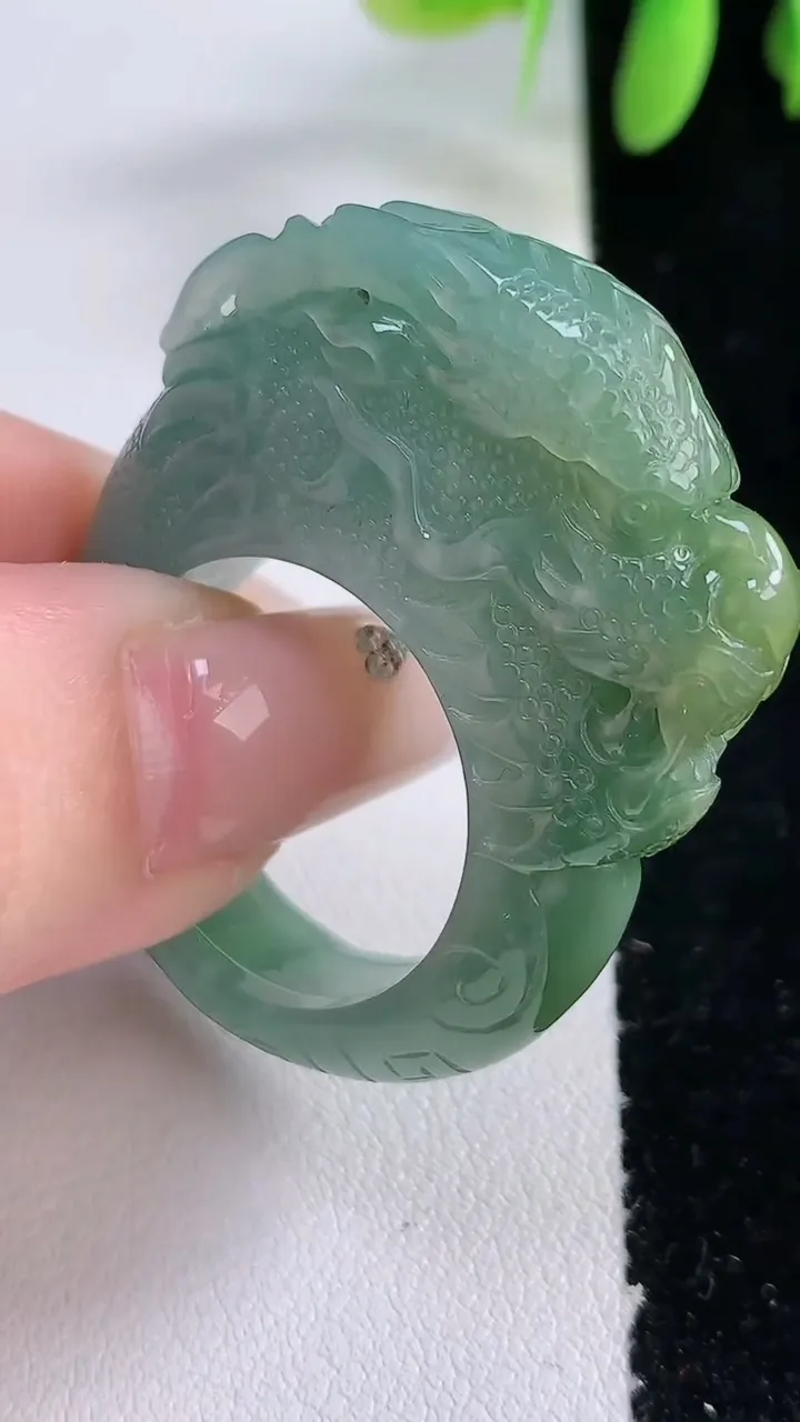 天然A货翡翠蓝水双彩龙头指环扳指，尺寸21.6-8.8-17，重:19.07g2026年1月3日
工厂直销收藏佳品,种好水足，色泽均匀，有种有色，上手高大气！