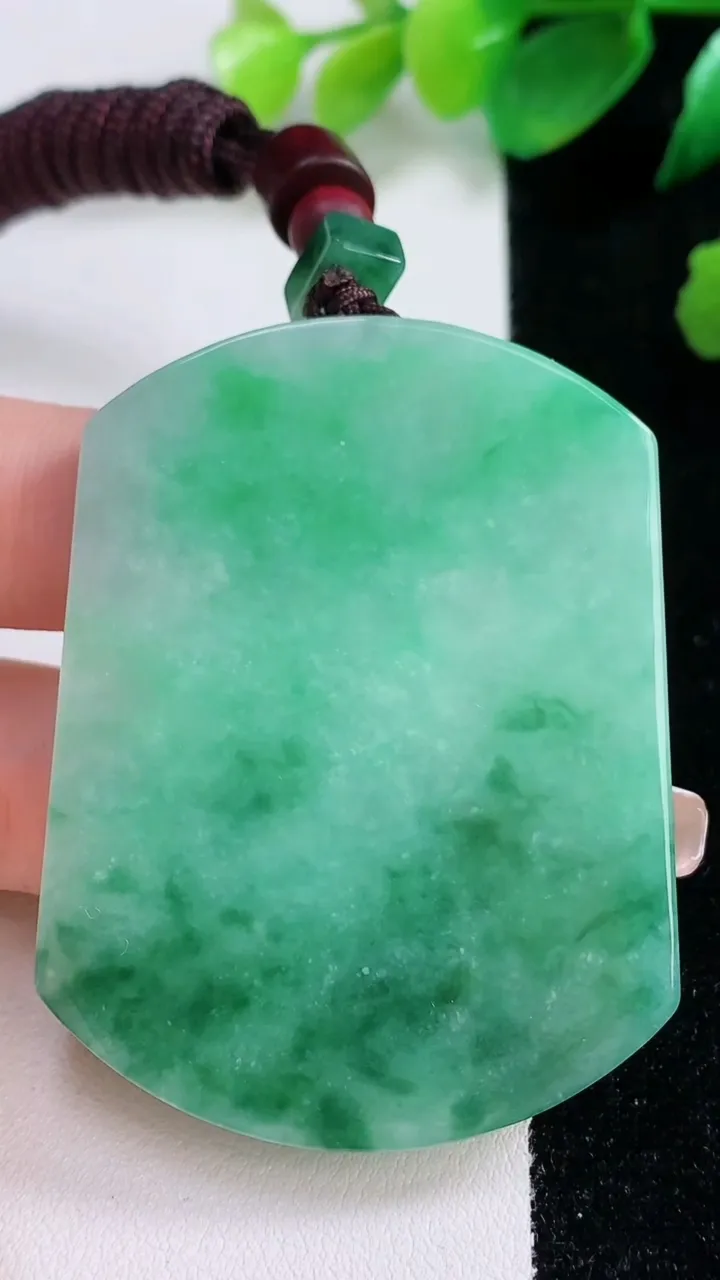天然A货翡翠无事牌吊坠，尺寸54.5-41.5-5.2，重量:38.63g
1月3日