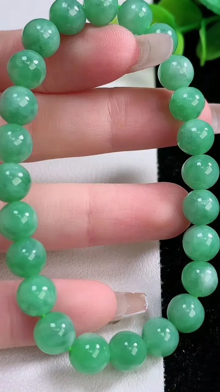 天然A货翡翠圆珠手串，尺寸7.8-24颗，重:20.40g1月3日
工厂直销收藏佳品,种好水足，色泽