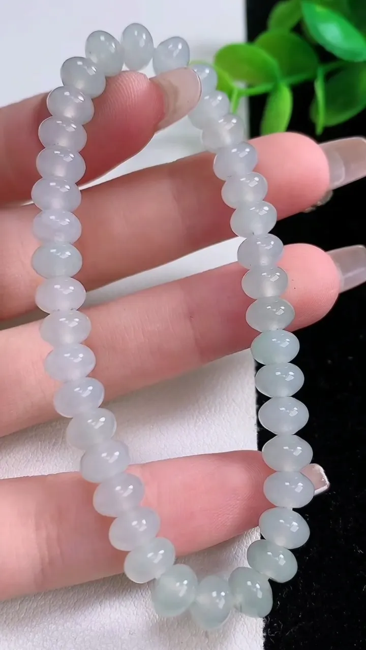 天然A货翡翠算盘珠手串，尺寸6.7-52颗，重:15.88g1月3日
工厂直销收藏佳品,种好水足，色泽均匀，有种有色，上手高大气！