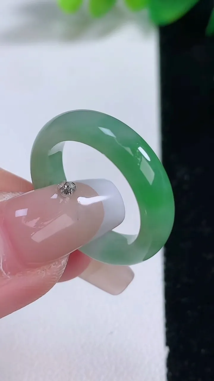 天然A货翡翠指环 戒指，尺寸17.4-5.4-3.6，重量:4.90g2026年1月3日
工厂直销收藏佳品,种好水足，色泽均匀，有种有色，上手高大气！