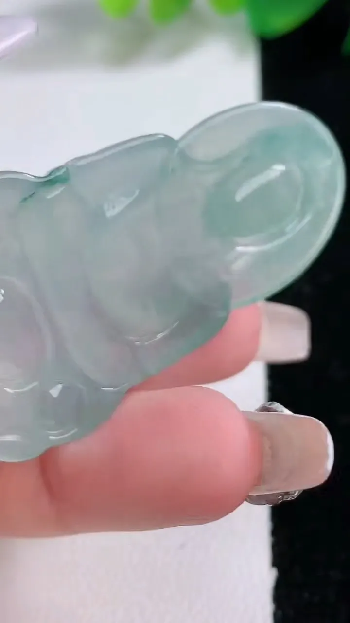 天然A货翡翠冰种飘花观音菩萨吊坠，尺寸49-29-5.3，重量:13.32g
1月3日