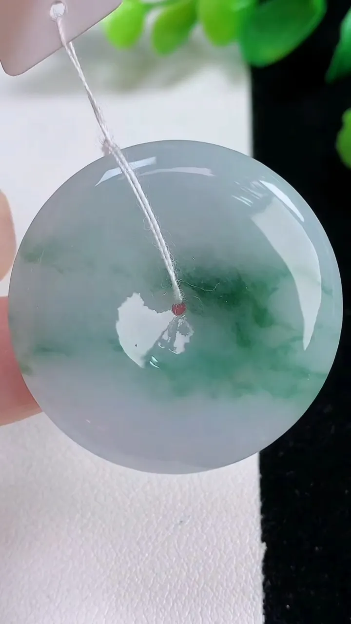 天然A货翡翠冰种飘花平安扣吊坠，尺寸36.2-5.7，重量:16.62g
1月3日