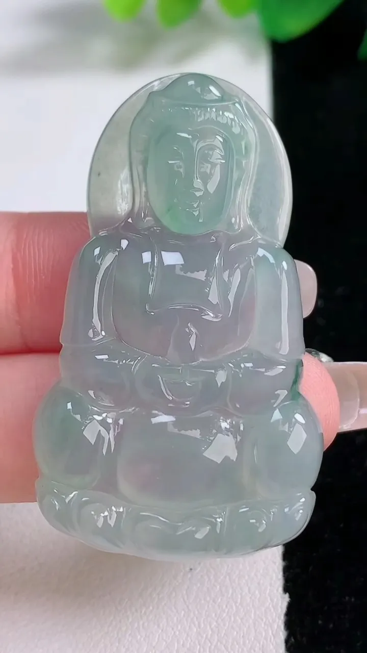 天然A货翡翠冰种飘花观音菩萨吊坠，尺寸49-29-5.3，重量:13.32g
1月3日
