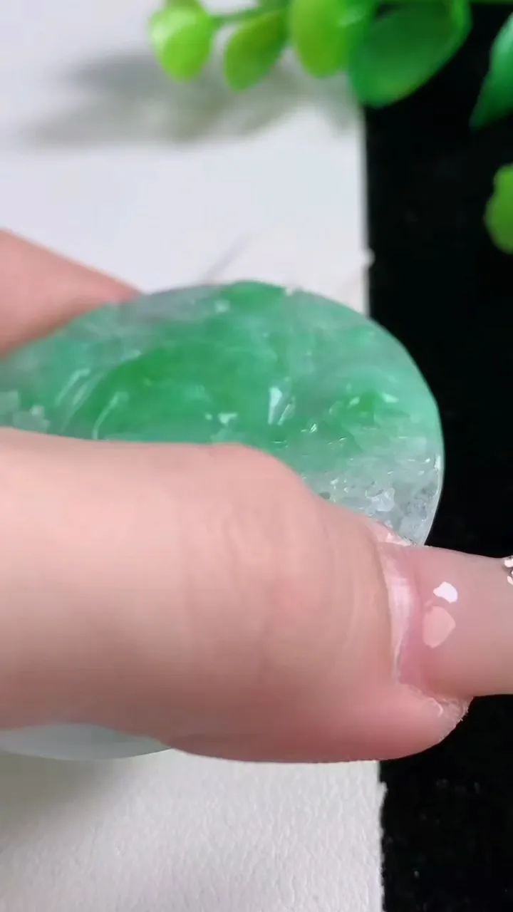 天然A货翡翠山水牌吊坠，尺寸53-5，重量:26.85g
1月3日