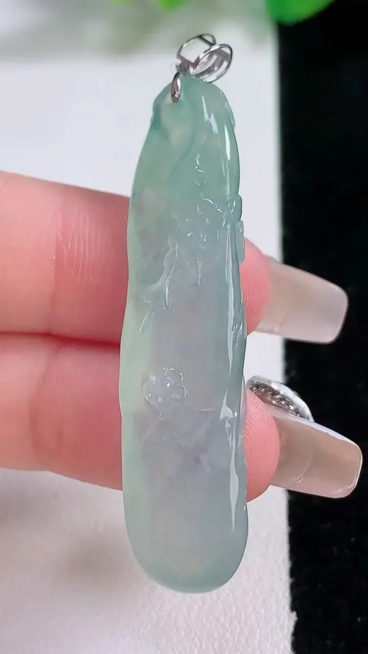 天然A货翡翠梅花吊坠，尺寸48-10.2-7.6，重量:8.37g
1月3日