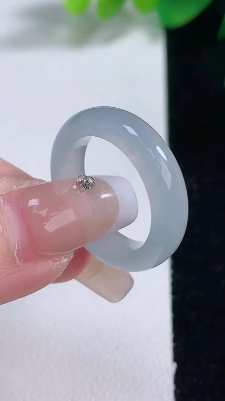 天然A货翡翠指环 戒指，尺寸17.3-5.3-3.3，重量:3.94g2026年1月3日
工厂直销收