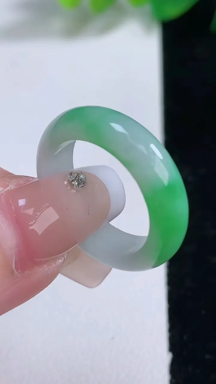 天然A货翡翠指环 戒指，尺寸17.6-5.7-3.3，重量:4.02g2026年1月3日
工厂直销收藏佳品,种好水足，色泽均匀，有种有色，上手高大气！