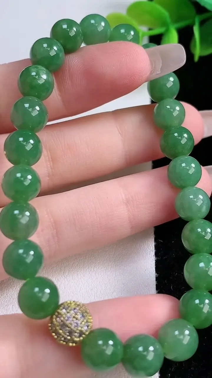天然A货翡翠圆珠手串，尺寸8.1-23颗，重:21.91g1月3日
工厂直销收藏佳品,种好水足，色泽均匀，有种有色，上手高大气！