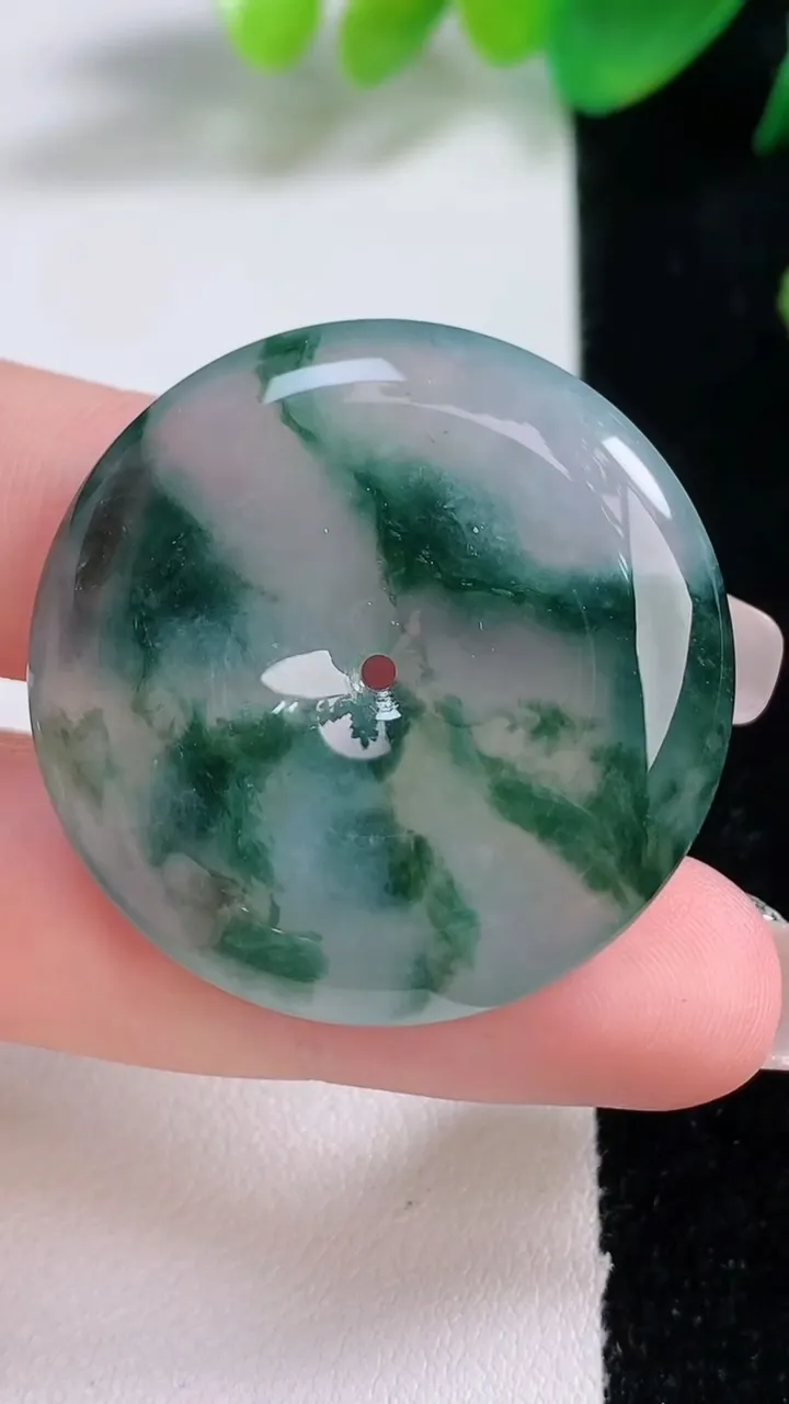 天然A货翡翠冰种飘花平安扣吊坠，尺寸34.4-6，重量:15.23g
1月3日