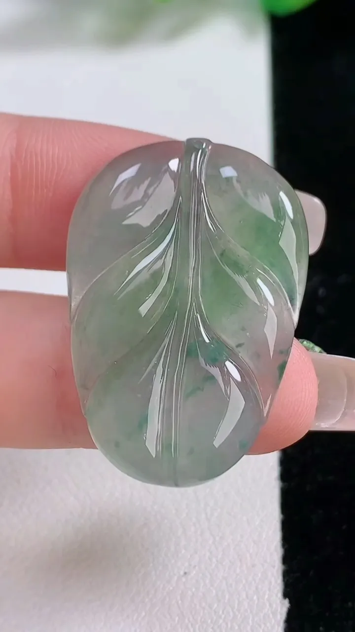 天然A货翡翠冰种飘花金枝玉叶 叶子镶嵌件，尺寸33.4-23.4-3.6，重量:6.39g
1月3日