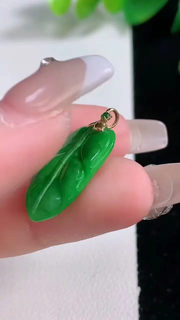 天然A货翡翠金枝玉叶 叶子吊坠，尺寸22-13.3-3.6，重量:1.90g
1月3日