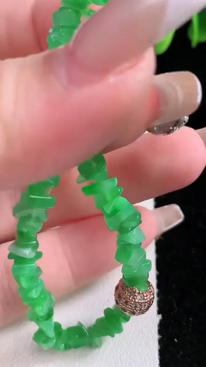 天然A货翡翠岁岁平安手串，尺寸56-6，重:7.34g1月3日
工厂直销收藏佳品,种好水足，色泽均匀，有种有色，上手高大气！