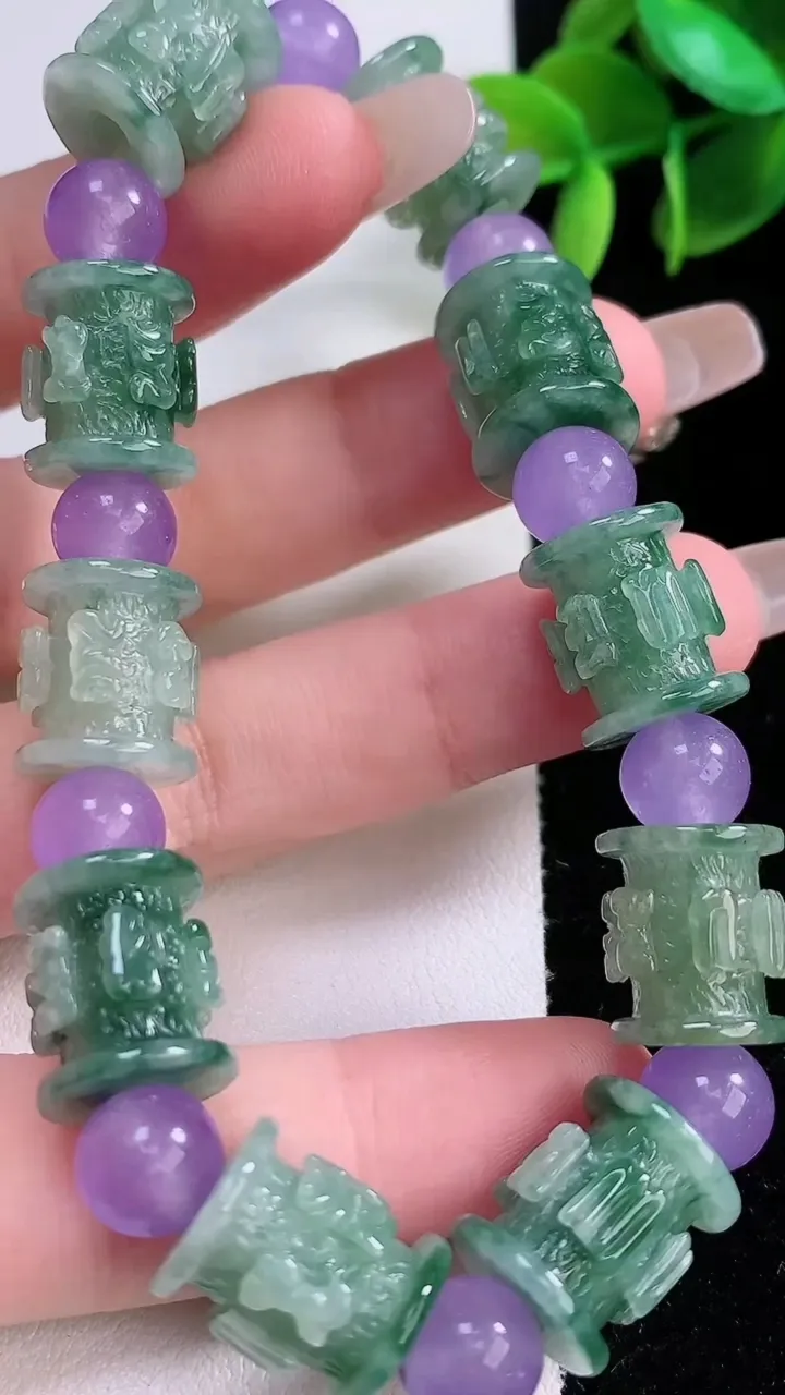 天然A货翡翠飘花路路通手串，尺寸13-11.4-10颗，重:35.11g1月3日
工厂直销收藏佳品,