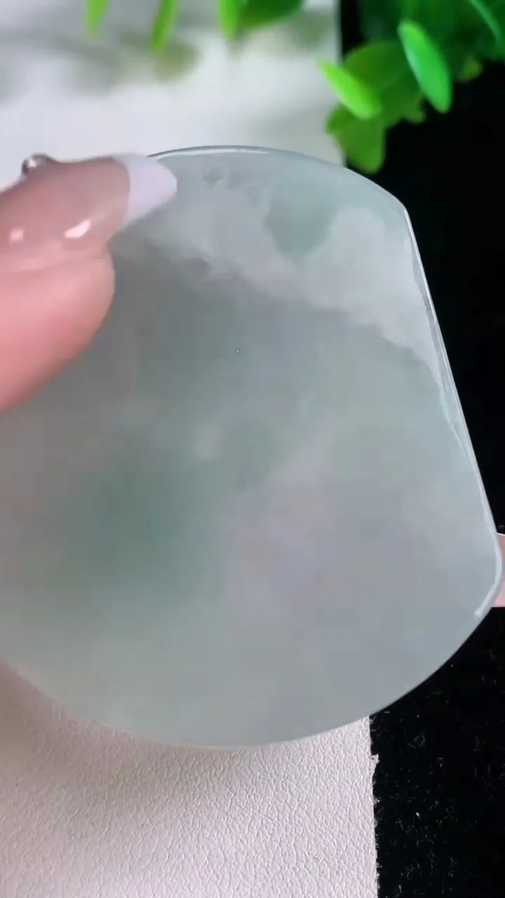 天然A货翡翠龙牌吊坠，尺寸53-46.2-4，重量:20.64g
1月3日