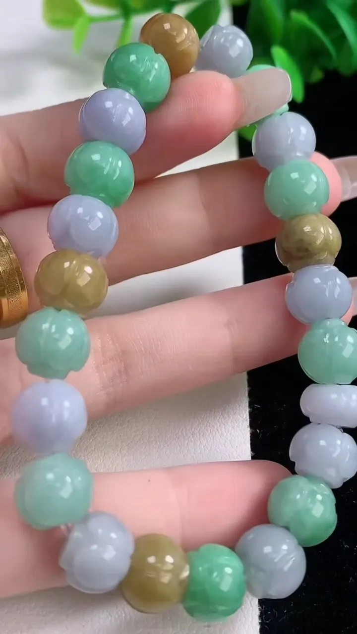 天然A货翡翠三彩花珠手串，尺寸10.3-9.2-23颗，重量:37.35g1月3日
工厂直销收藏佳品,种好水足，色泽均匀，有种有色，上手高大气！