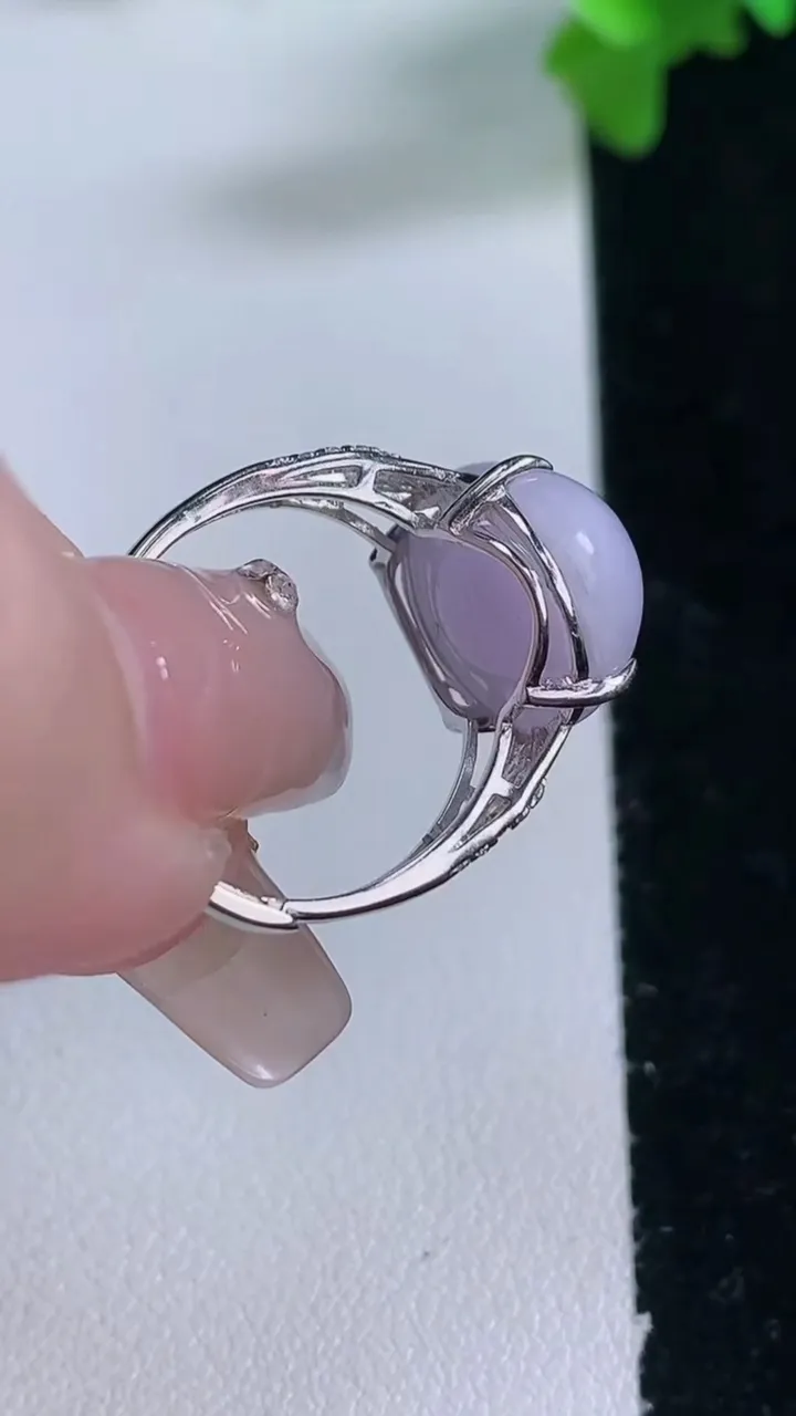 天然A货翡翠925银紫罗兰蛋面戒指，尺寸13.9-12.2-7.7，重量:3.55g2026年1月3日
工厂直销收藏佳品,种好水足，色泽均匀，有种有色，上手高大气！