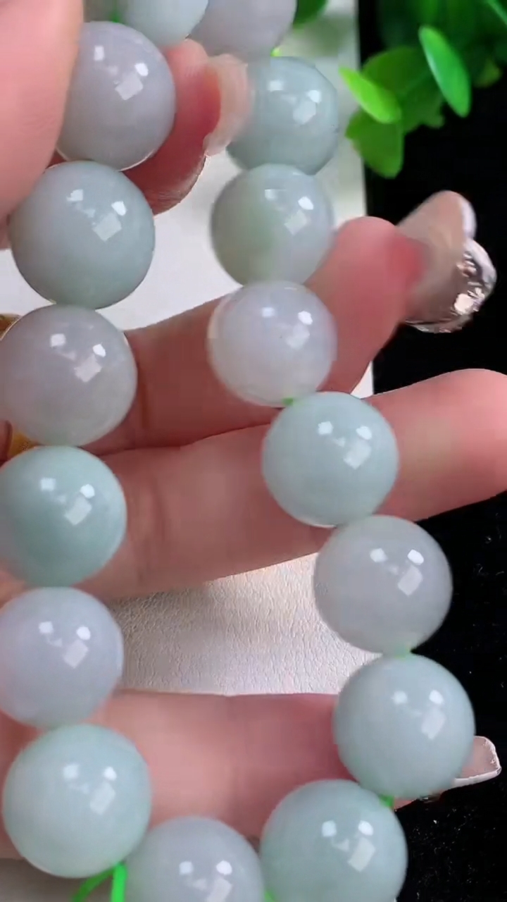 天然A货翡翠圆珠手串，尺寸12.8-16颗，重量:54.02g1月3日
工厂直销收藏佳品,种好水足，色泽均匀，有种有色，上手高大气！