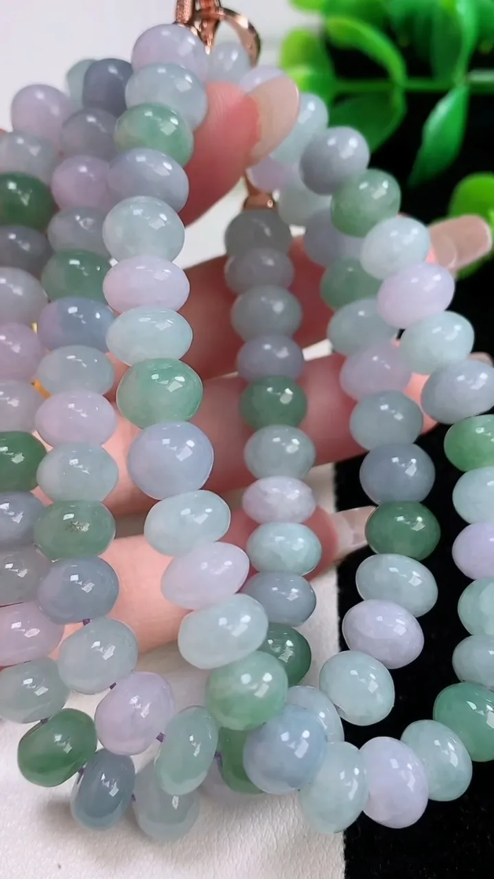 天然A货翡翠算盘珠项链92颗，尺寸9-5.5，重量:91.64g
1月3日