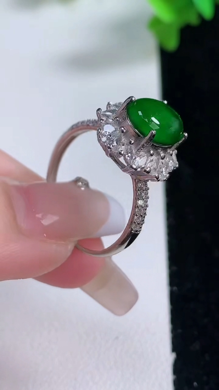 天然A货翡翠蛋面戒指，尺寸9.5-7.7-8.6，重量:3.30g2026年1月3日
工厂直销收藏佳品,种好水足，色泽均匀，有种有色，上手高大气！