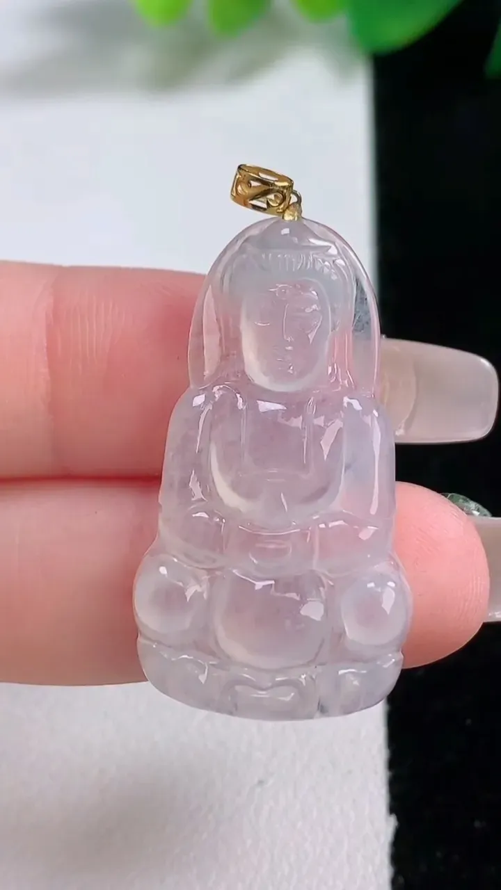 天然A货翡翠种白冰观音菩萨吊坠，尺寸33.4-18.7-3.4，重量:3.87g
1月3日