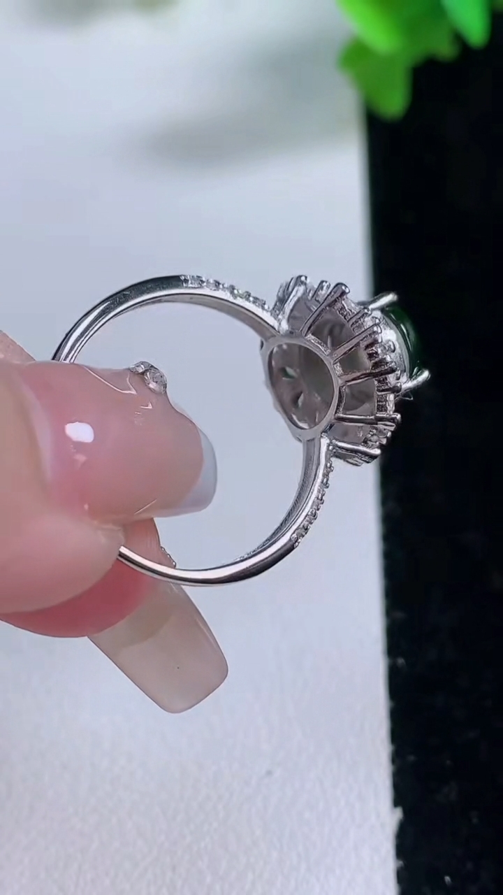 天然A货翡翠蛋面戒指，尺寸9.5-7.7-8.6，重量:3.30g2026年1月3日
工厂直销收藏佳品,种好水足，色泽均匀，有种有色，上手高大气！