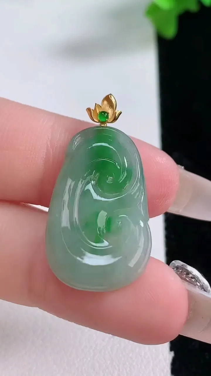 天然A货翡翠如意吊坠，尺寸24.6-15.9-2.8，重量:2.72g
1月3日