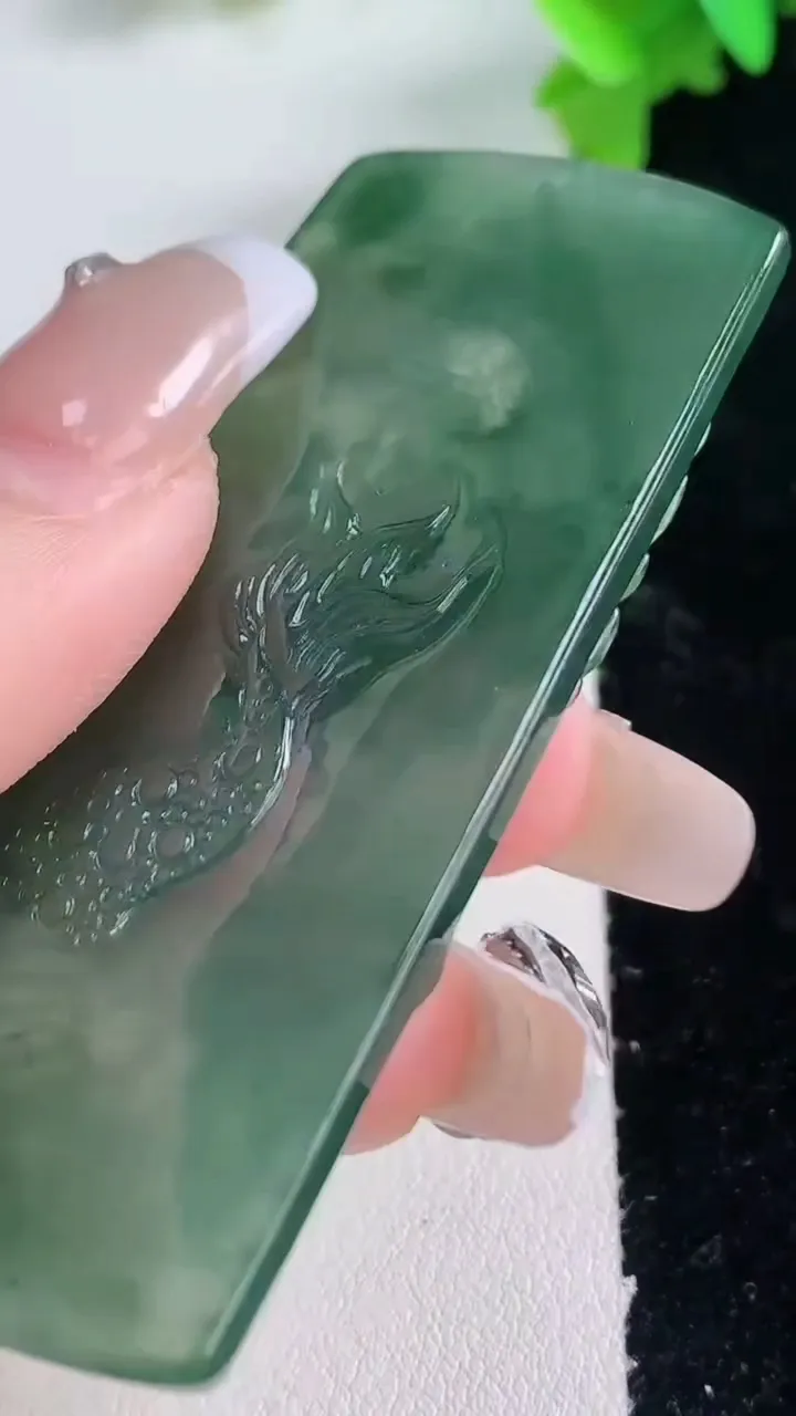 天然A货翡翠龙牌吊坠，尺寸62.7-316-5，重量:22.58g
1月3日