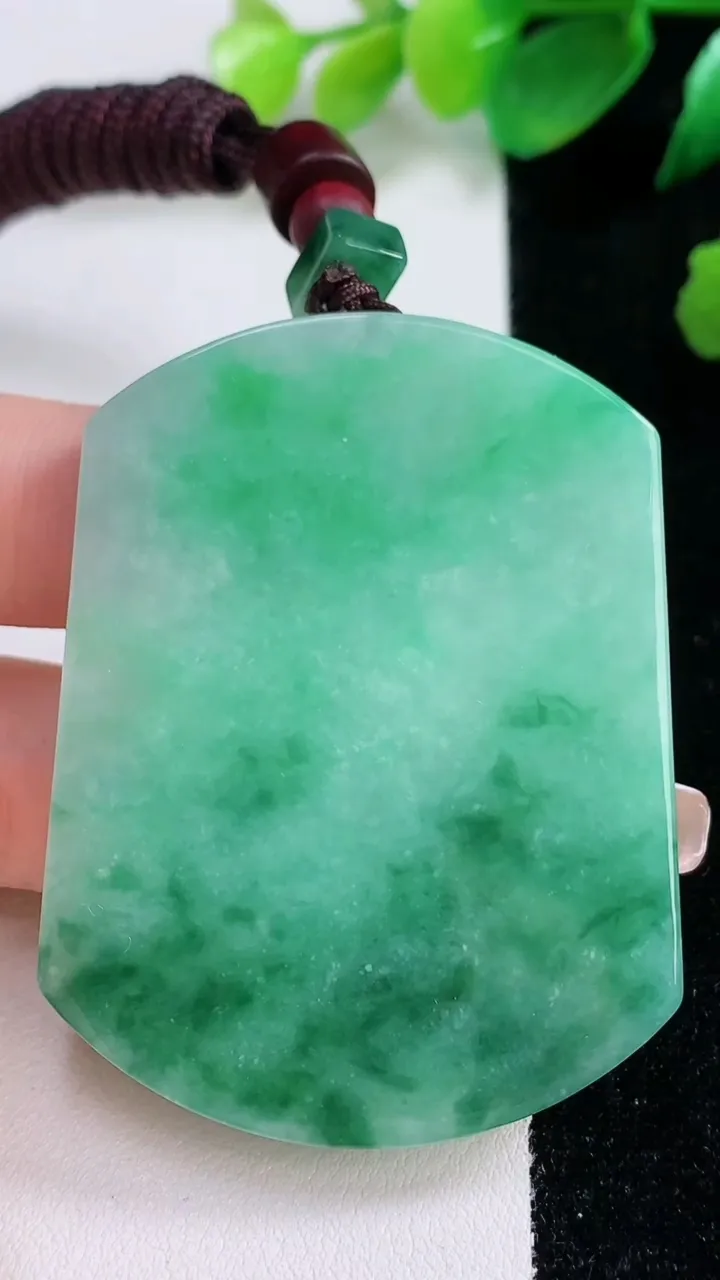 天然A货翡翠无事牌吊坠，尺寸54.5-41.5-5.2，重量:38.63g
1月3日