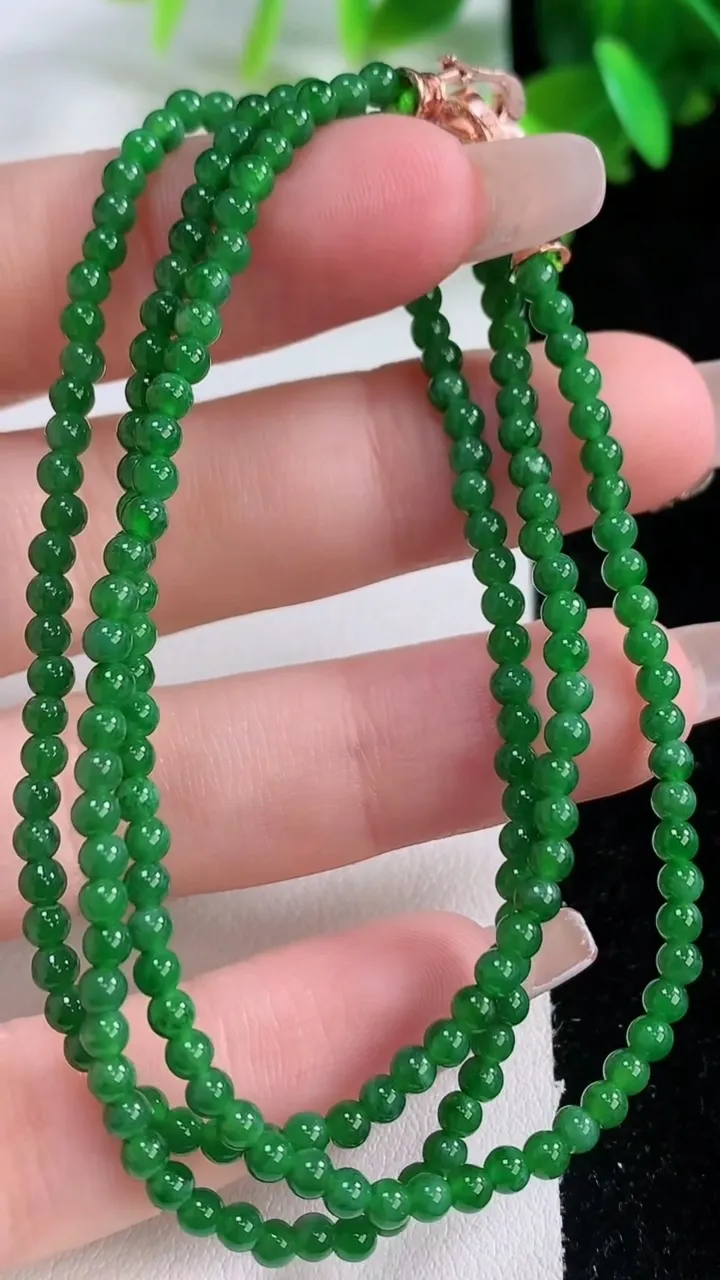 天然A货翡翠小米珠项链，尺寸2.9-194颗，重量:8.78g1月3日
工厂直销收藏佳品,种好水足，色泽均匀，有种有色，上手高大气！