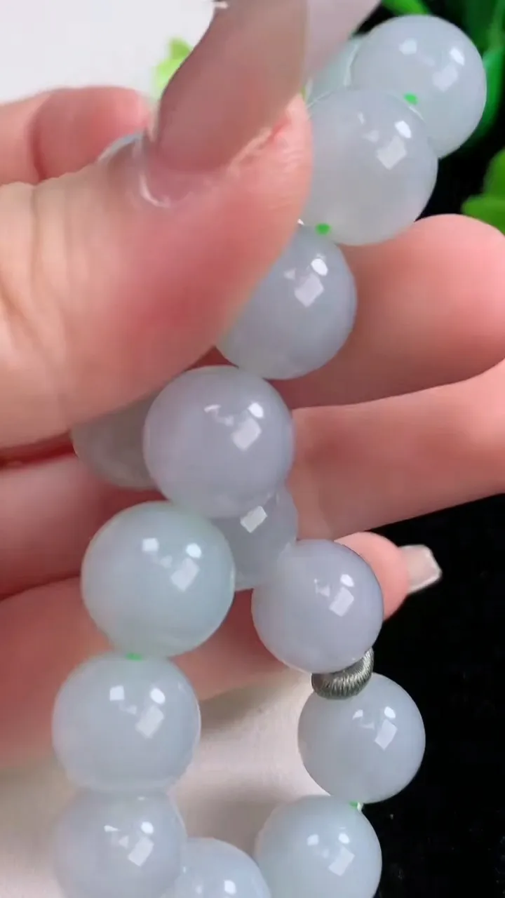 天然A货翡翠圆珠手串17颗，尺寸12，重量:52.30g1月3日
工厂直销收藏佳品,种好水足，色泽均匀，有种有色，上手高大气！