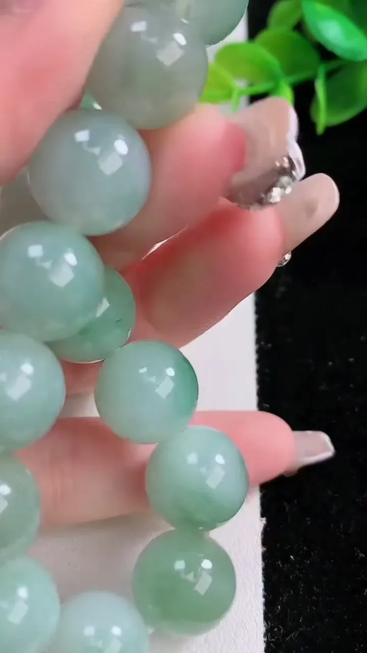 天然A货翡翠圆珠手串，尺寸13.5-16颗，重:66.72g1月3日
工厂直销收藏佳品,种好水足，色泽均匀，有种有色，上手高大气！